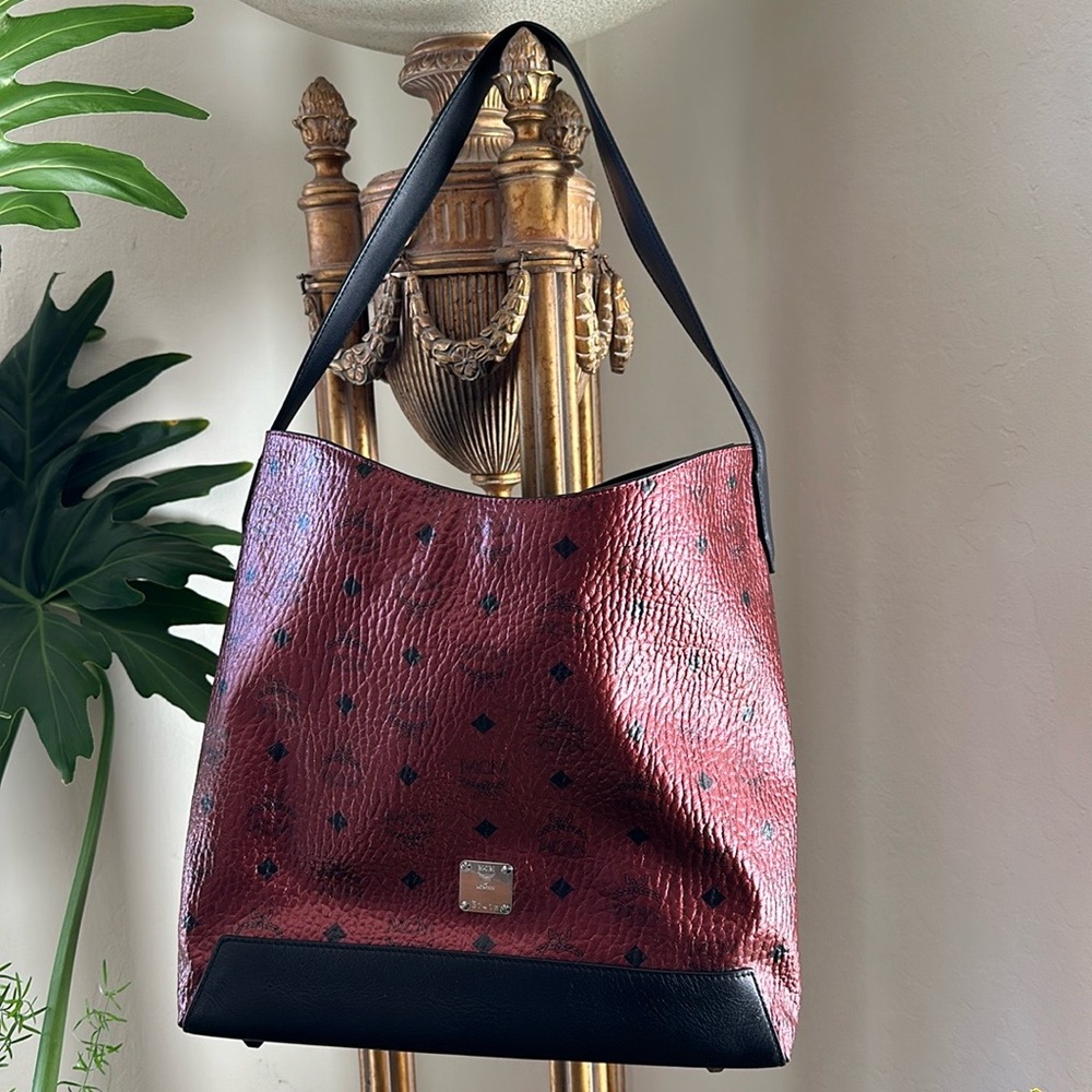 MCM Metallic Visetos spot medium hobo